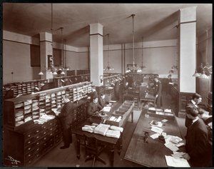 Jóvenes trabajando en una sala de correo en la Metropolitan Life Insurance Co. en la calle 23 y Madison Avenue, Nueva York